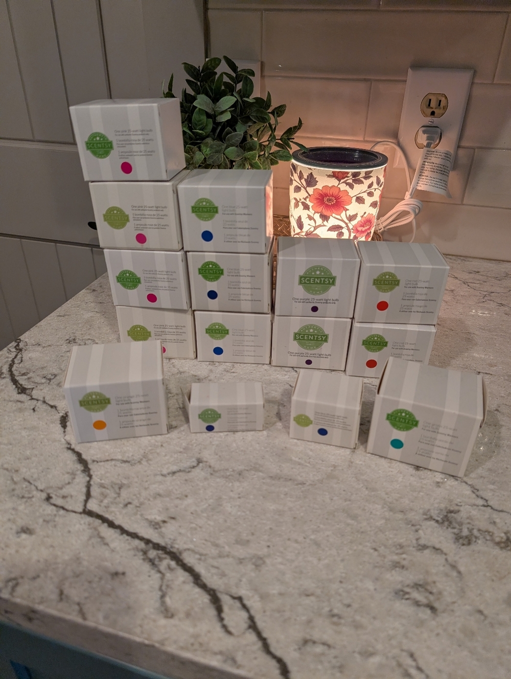 Brand New Scentsy bulbs In Colors!